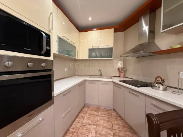 Tirane, jepet me qera apartament 2+1+Aneks+Ballkon Kati 5, 135 m² 900 € (Rruga e Barrikadave)