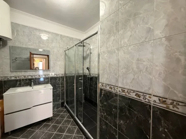 Tirane, jepet me qera apartament 2+1+Aneks+Ballkon Kati 5, 135 m² 900 € (Rruga e Barrikadave)