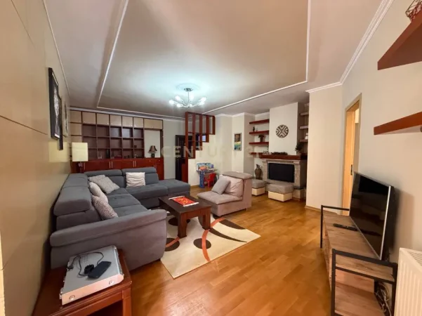 Tirane, jepet me qera apartament 2+1+Aneks+Ballkon Kati 5, 135 m² 900 € (Rruga e Barrikadave)