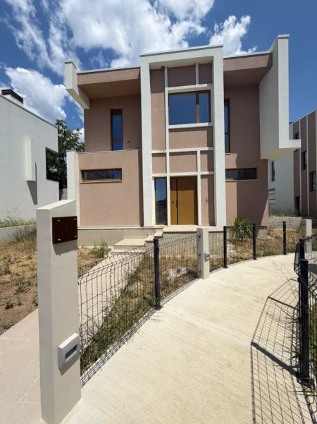 Tirane, Shitet vile individuale ne Teg 334 m² 700.000 €