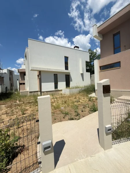 Tirane, Shitet vile individuale ne Teg 334 m² 700.000 €