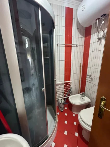 Tirane, jepet me qera garsonier Kati 2, 40 m² 400 € (Rruga Bogdaneve)