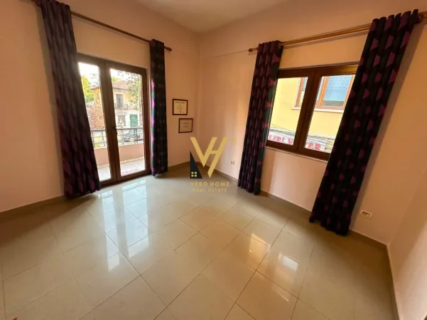 Tirane, jepet me qera ambjent biznesi Kati 2, 160 m² 2.850 € (RRUGA E KAVAJES)