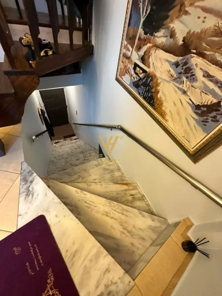 Tirane, jepet me qera ambjent biznesi Kati 2, 160 m² 2.850 € (RRUGA E KAVAJES)