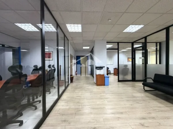 Tirane, jepet me qera zyre Kati 8, 275 m² 5.200 € (PRANË “TOPTANI SHOPPING CENTER”)