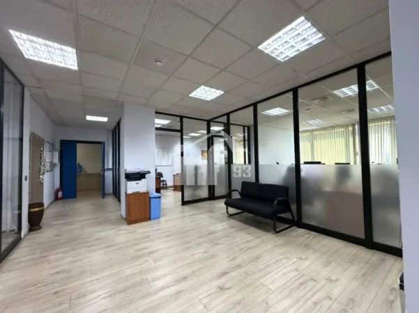 Tirane, jepet me qera zyre Kati 8, 275 m² 5.200 € (PRANË “TOPTANI SHOPPING CENTER”)