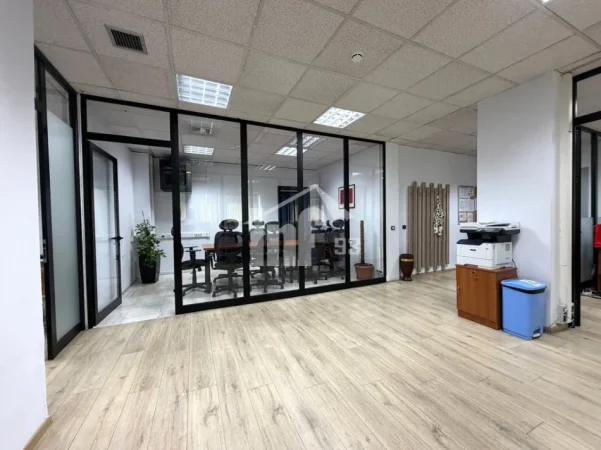 Tirane, jepet me qera zyre Kati 8, 275 m² 5.200 € (PRANË “TOPTANI SHOPPING CENTER”)