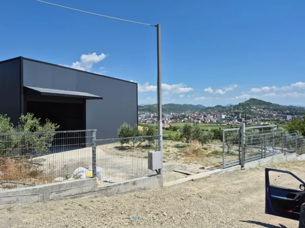Tirane, jepet me qera ambjent biznesi Kati 0, 235 m² 120.000 € (Prush)