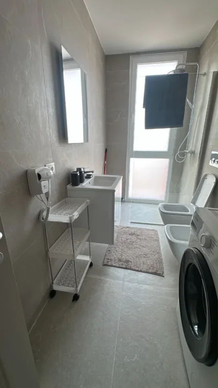 Tirane, jepet me qera apartament 1+1 Kati 5, 65 m² 600 € (Rruga Jordan Misja)