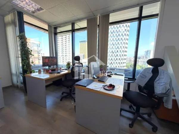 Tirane, jepet me qera zyre Kati 9, 61 m² 1.200 € (PRANË “TOPTANI SHOPPING CENTER”)