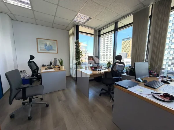 Tirane, jepet me qera zyre Kati 9, 61 m² 1.200 € (PRANË “TOPTANI SHOPPING CENTER”)