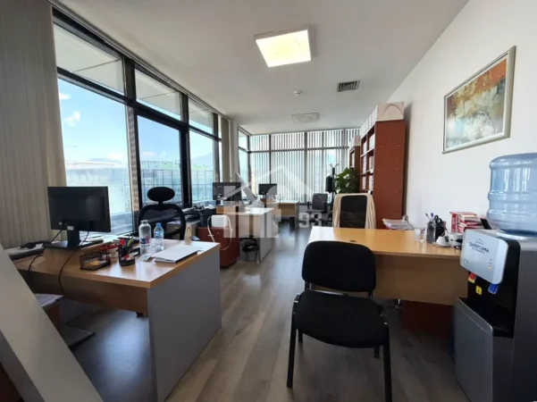 Tirane, jepet me qera zyre Kati 9, 61 m² 1.200 € (PRANË “TOPTANI SHOPPING CENTER”)