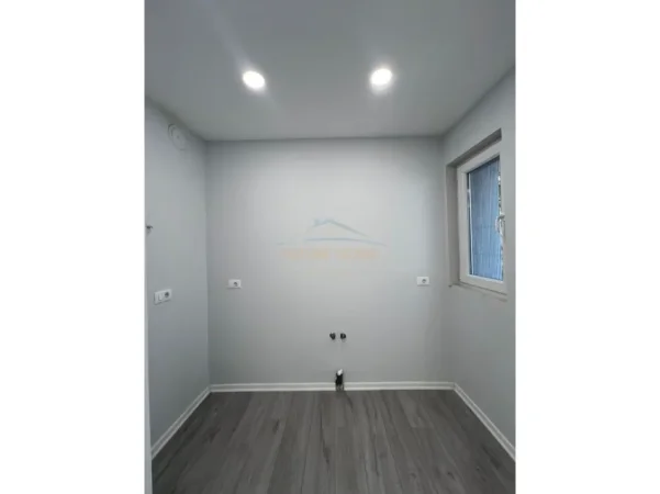 Tirane, jepet me qera ambjent biznesi Kati 2, 53 m² 500 € (Brryli)
