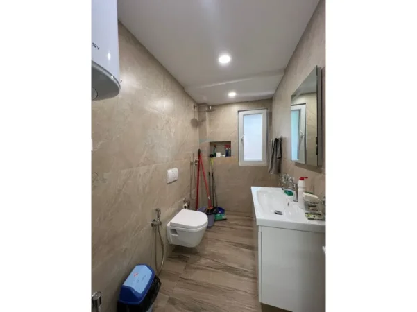 Tirane, jepet me qera ambjent biznesi Kati 2, 53 m² 500 € (Brryli)