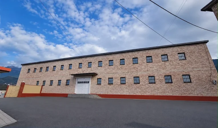Tirane, jepet me qera magazine Kati 1, 800 m² 1.000 € (Myslym Keta)