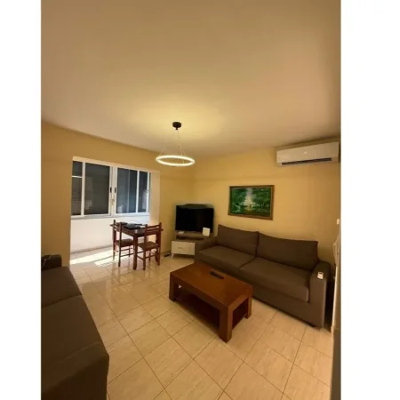 Tirane, jepet me qera apartament 1+1 Kati 2, 65 m² 450 € 