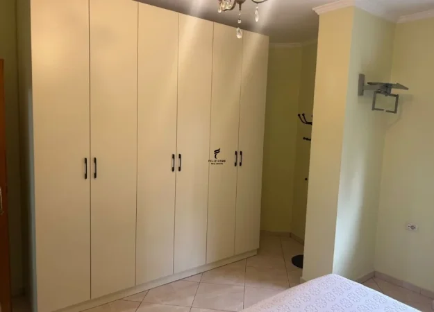 Tirane, jepet me qera apartament 2+1 Kati 4, 100 m² 600 € (21 DHJETORI)