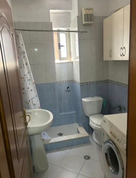 Tirane, jepet me qera apartament 2+1 Kati 4, 100 m² 600 € (21 DHJETORI)