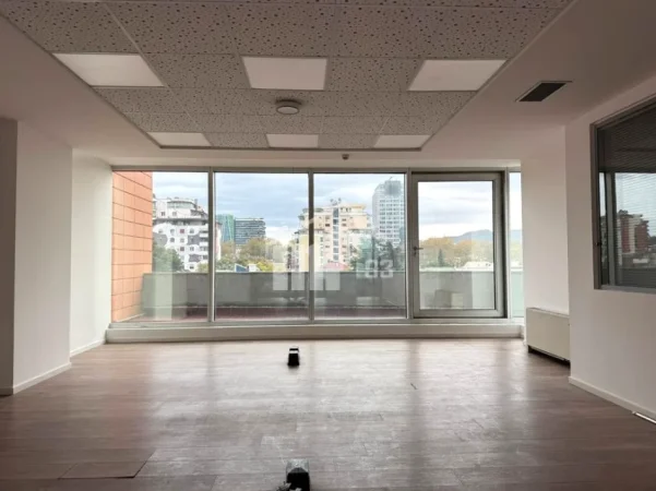 Tirane, jepet me qera zyre Kati 5, 300 m² 9.000 € (BULEVARDI “BAJRAM CURRI”, PRANË PIRAMIDËS)