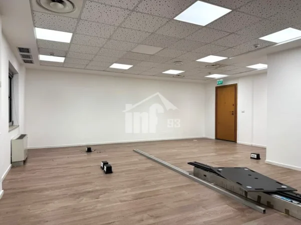 Tirane, jepet me qera zyre Kati 5, 300 m² 9.000 € (BULEVARDI “BAJRAM CURRI”, PRANË PIRAMIDËS)