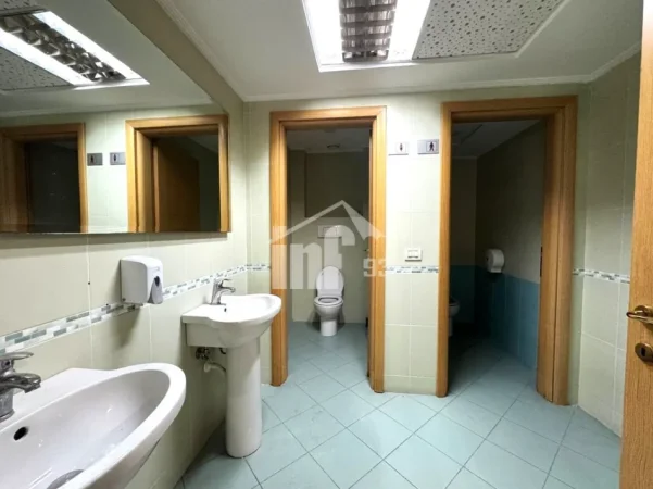 Tirane, jepet me qera zyre Kati 5, 300 m² 9.000 € (BULEVARDI “BAJRAM CURRI”, PRANË PIRAMIDËS)