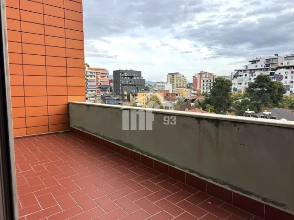 Tirane, jepet me qera zyre Kati 5, 300 m² 9.000 € (BULEVARDI “BAJRAM CURRI”, PRANË PIRAMIDËS)