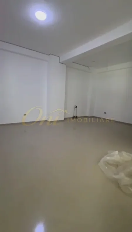Tirane, shitet dyqan Kati 0, 125 m² 250.000 € (YZBERISHT)