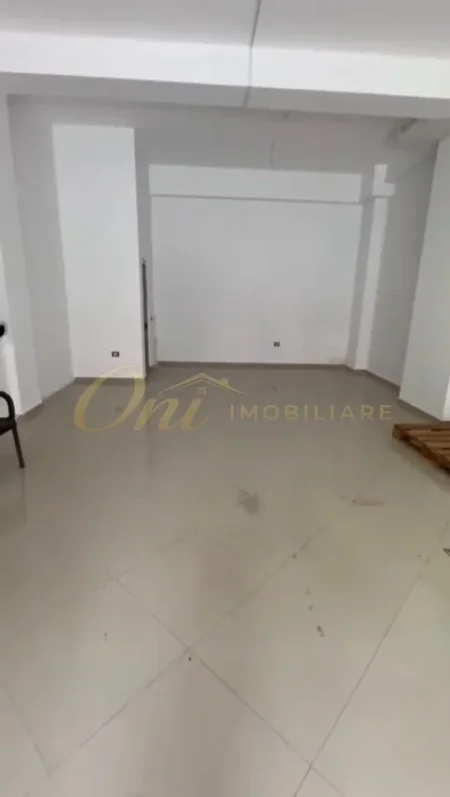Tirane, shitet dyqan Kati 0, 125 m² 250.000 € (YZBERISHT)
