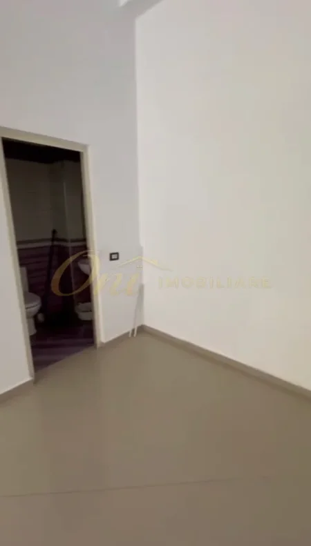 Tirane, shitet dyqan Kati 0, 125 m² 250.000 € (YZBERISHT)