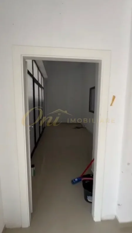 Tirane, shitet dyqan Kati 0, 125 m² 250.000 € (YZBERISHT)