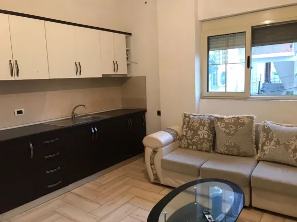 Tirane, jepet me qera shtepi 1+1+Ballkon Kati 0, 52 m² 300 € (ne rrugen Pandi Stillu Tirane)