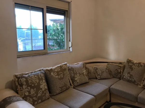 Tirane, jepet me qera shtepi 1+1+Ballkon Kati 0, 52 m² 300 € (ne rrugen Pandi Stillu Tirane)