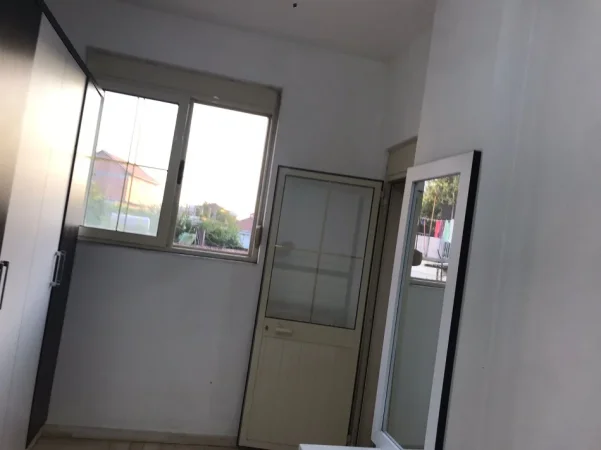 Tirane, jepet me qera shtepi 1+1+Ballkon Kati 0, 52 m² 300 € (ne rrugen Pandi Stillu Tirane)