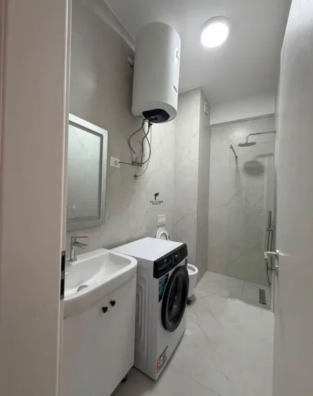 Tirane, jepet me qera apartament 1+1 Kati 4, 50 m² 450 € (ALI DEMI)