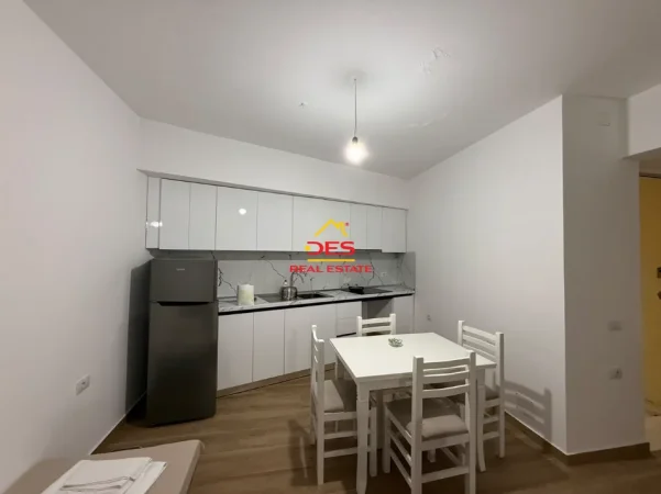 Vlore, jepet me qera apartament 1+1+Ballkon Kati 2, 70 m² 450 € (Rruga Dhimitër Konomi)