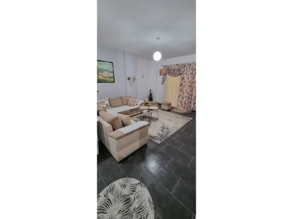 Tirane, jepet me qera apartament 1+1 Kati 2, 80 m² 400 € (Fresku, Tirana, Albania)
