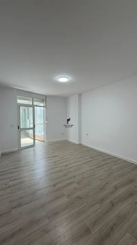 Tirane, jepet me qera zyre Kati 3, 130 m² 800 € (ISH EKSPOZITA)