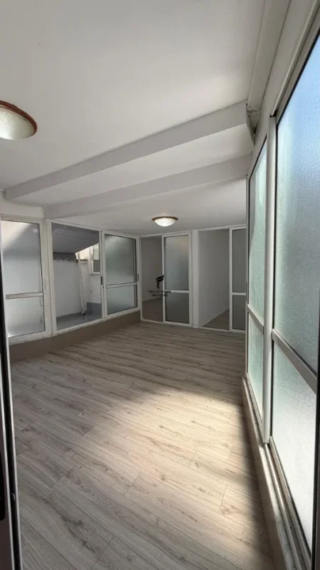 Tirane, jepet me qera zyre Kati 3, 130 m² 800 € (ISH EKSPOZITA)