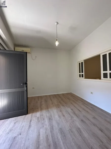 Tirane, jepet me qera apartament 1+1 Kati 1, 65 m² 550 € (Pazari i Ri)