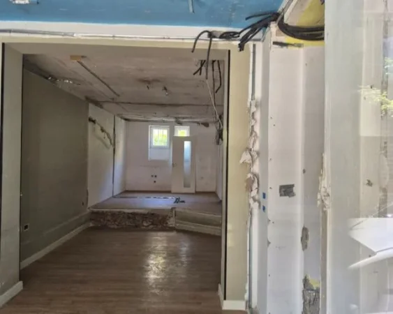 Tirane, jepet me qera ambjent biznesi Kati 0, 100 m² 1.500 € (Qender , sheshi skenderbej)