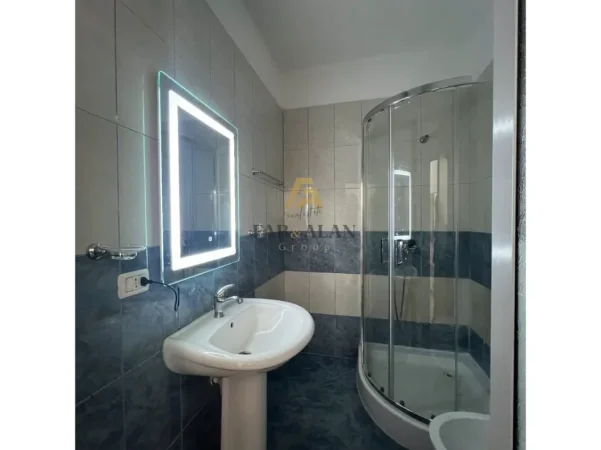 Tirane, jepet me qera apartament 1+1 Kati 5, 85 m² 700 € (Islam Alla)