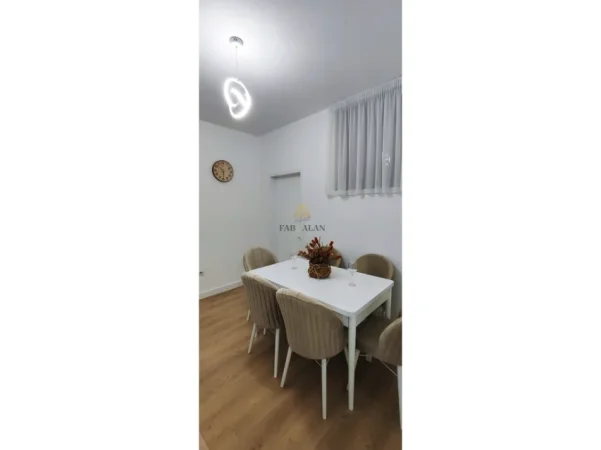 Tirane, jepet me qera apartament 1+1 Kati 5, 85 m² 700 € (Islam Alla)