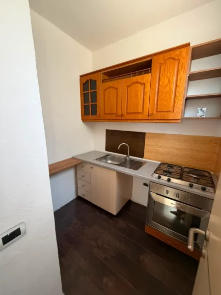 Tirane, jepet me qera apartament 1+1 Kati 2, 70 m² 700 € (Ismail Qemali)