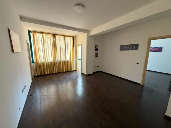 Tirane, jepet me qera apartament 1+1 Kati 2, 70 m² 700 € (Ismail Qemali)