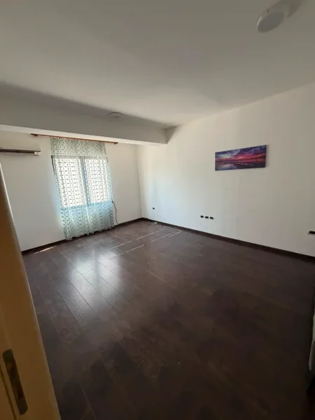 Tirane, jepet me qera apartament 1+1 Kati 2, 70 m² 700 € (Ismail Qemali)
