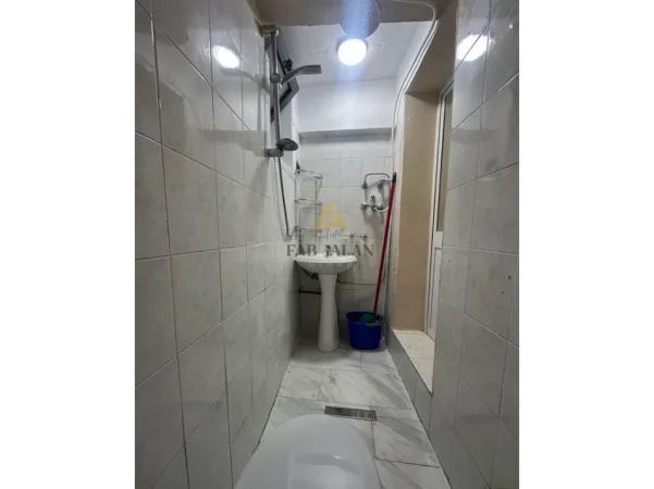 Tirane, jepet me qera apartament 1+1 , 70 m² 400 € (Pazari i Ri)