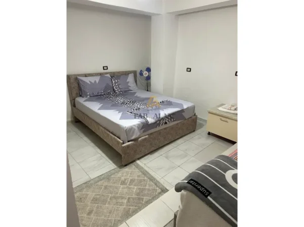 Tirane, jepet me qera apartament 1+1 , 70 m² 400 € (Pazari i Ri)