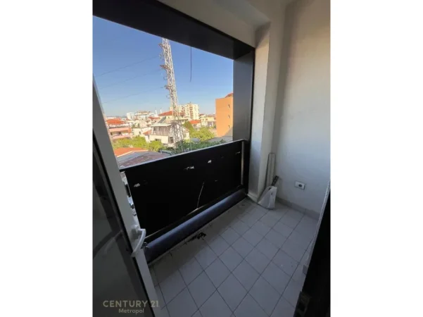 Tirane, jepet me qera apartament 1+1 Kati 3, 65 m² 470 € (jordan misja rezidenca marga)