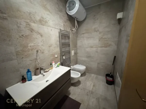 Tirane, jepet me qera apartament 2+1+Ballkon Kati 2, 118 m² 900 € (drejtoria e higjienes)