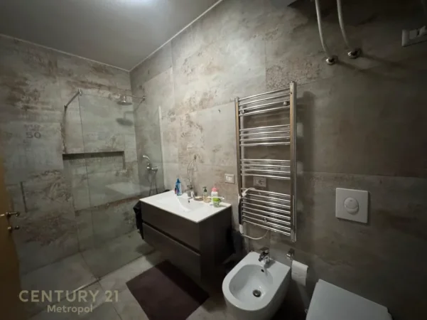 Tirane, jepet me qera apartament 2+1+Ballkon Kati 2, 118 m² 900 € (drejtoria e higjienes)